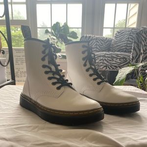 DR.MARTENS WOMENS
ZAVALA COMBAT BOOT.
WHITE